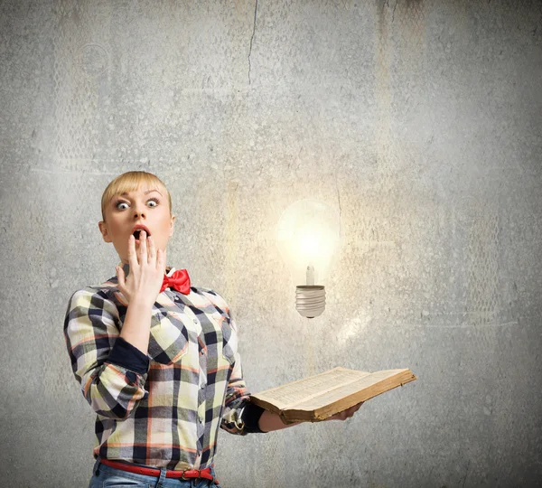 Vrouw met boek — Stockfoto