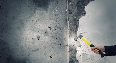 사업가 손 충돌 벽돌 벽