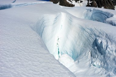 karların arasında dağlar üzerinde yürüyen insanlar