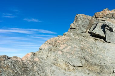 Mavi gökyüzü ile taş kaya