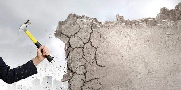 Uomo d'affari mano crash muro di mattoni — Foto Stock