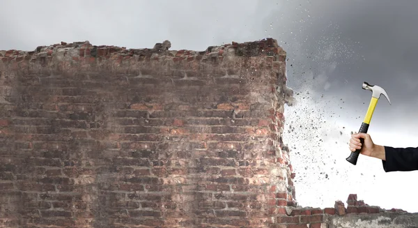 Uomo d'affari mano crash muro di mattoni — Foto Stock