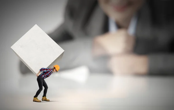 Mujer llevando cubo — Foto de Stock