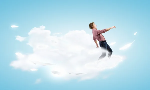 Hombre caminando en la nube — Foto de Stock