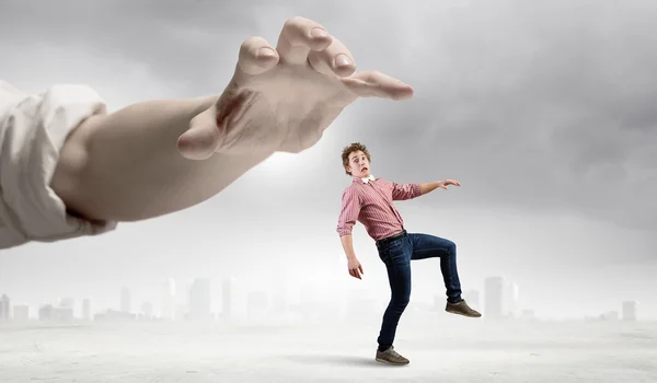 Hombre corriendo de la mano — Foto de Stock