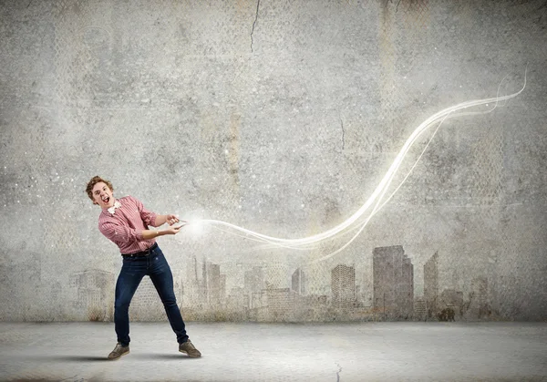 Uomo gettando spruzzi di luce — Foto Stock