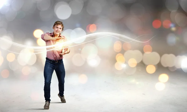 Hombre lanzando salpicaduras de luz — Foto de Stock