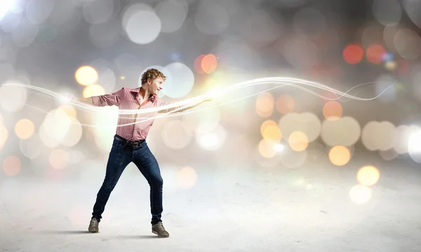 Hombre lanzando salpicaduras de luz — Foto de Stock