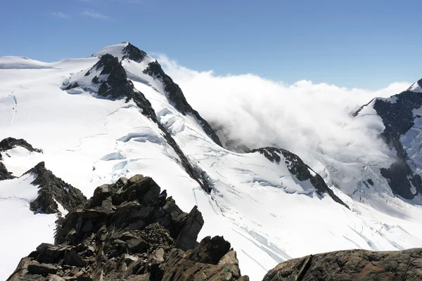 Pico de montanha nevado — Fotografia de Stock