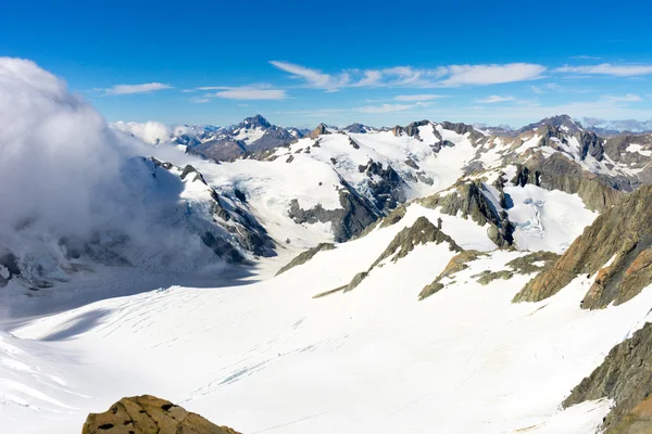 Snöig bergstopp — Stockfoto