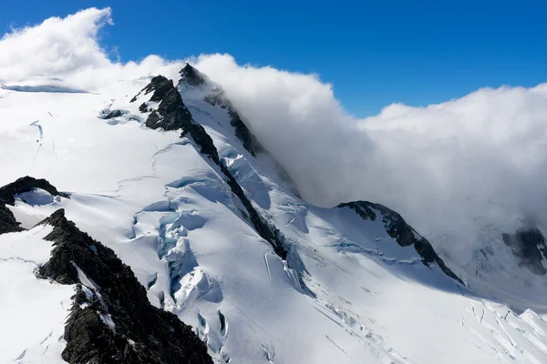 Pico de montanha nevado — Fotografia de Stock