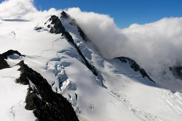 Pico de montanha nevado — Fotografia de Stock