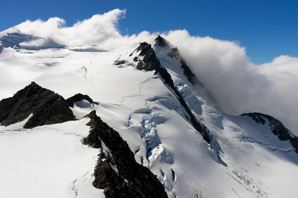 Pico de montanha nevado — Fotografia de Stock