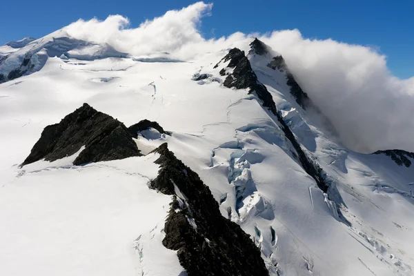 Verschneiter Berggipfel — Stockfoto