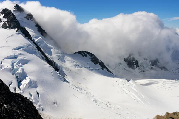 Pico de montanha nevado — Fotografia de Stock