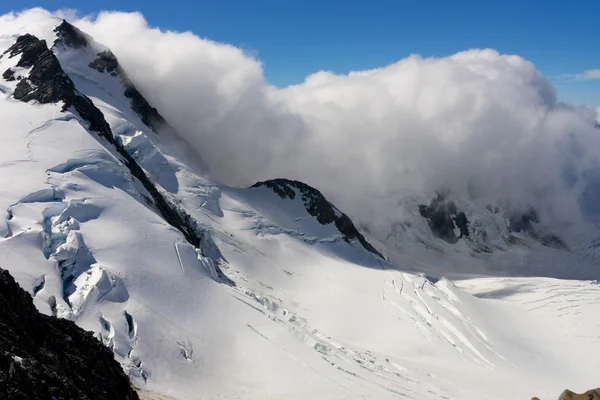 Pico de montanha nevado — Fotografia de Stock