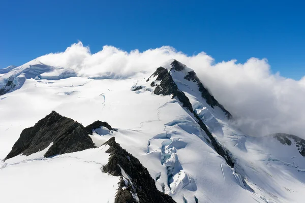 Luminen vuorenhuippu — kuvapankkivalokuva
