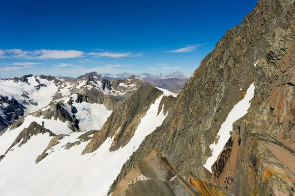 Verschneiter Berggipfel — Stockfoto