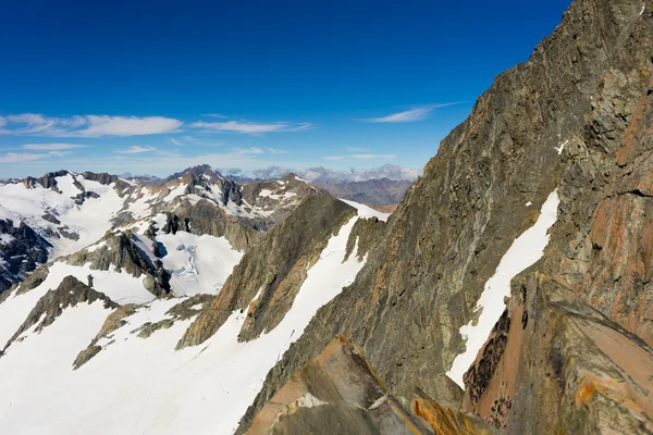 Pic de montagne enneigé — Photo