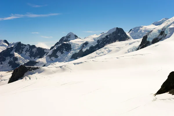 Snöig bergstopp — Stockfoto