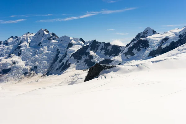 Snöig bergstopp — Stockfoto