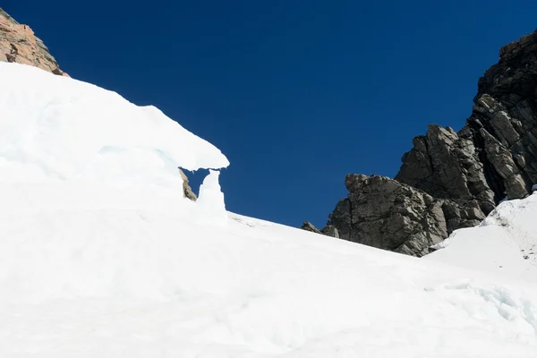 Snöiga berg — Stockfoto