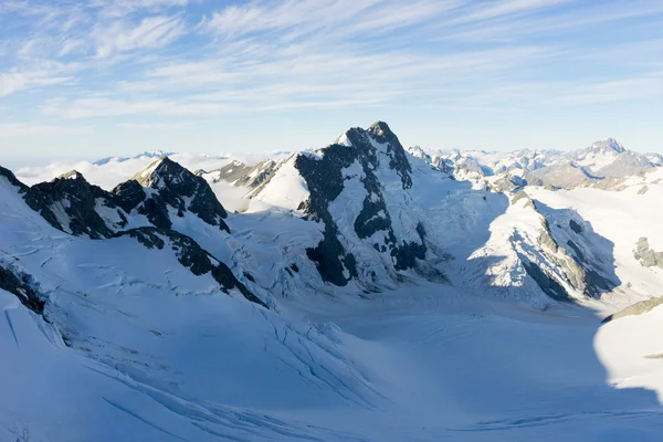 Besneeuwde bergen — Stockfoto