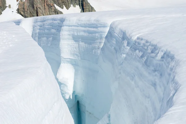 Persone che camminano tra le nevi sulle montagne — Foto Stock