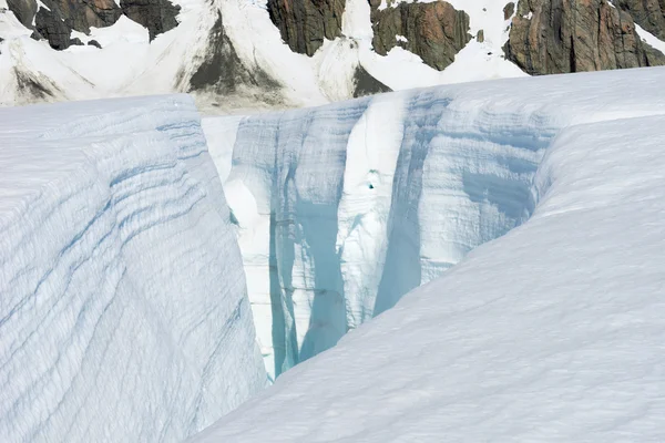 Persone che camminano tra le nevi sulle montagne — Foto Stock