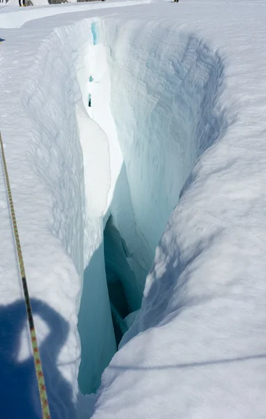 雪の中で山を歩く人 — ストック写真