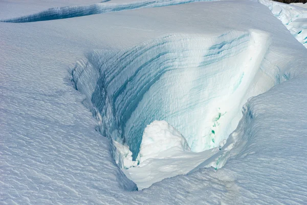 Persone che camminano tra le nevi sulle montagne — Foto Stock