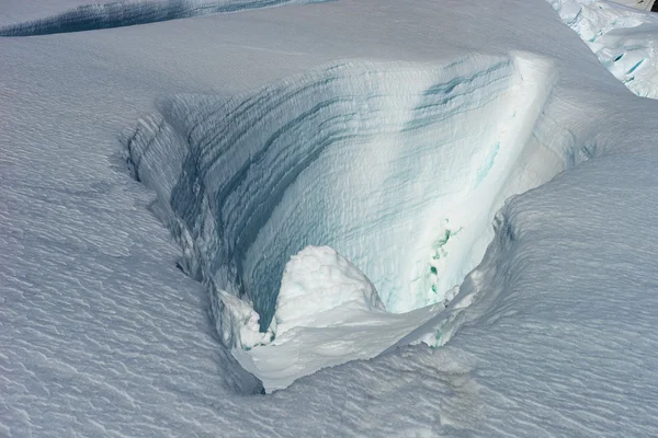 Persone che camminano tra le nevi sulle montagne — Foto Stock