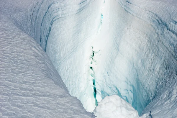 Persone che camminano tra le nevi sulle montagne — Foto Stock