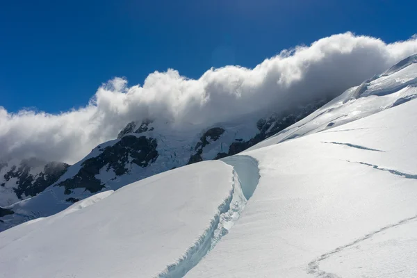 Besneeuwde bergen — Stockfoto