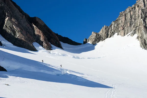 Persone che camminano tra le nevi sulle montagne — Foto Stock