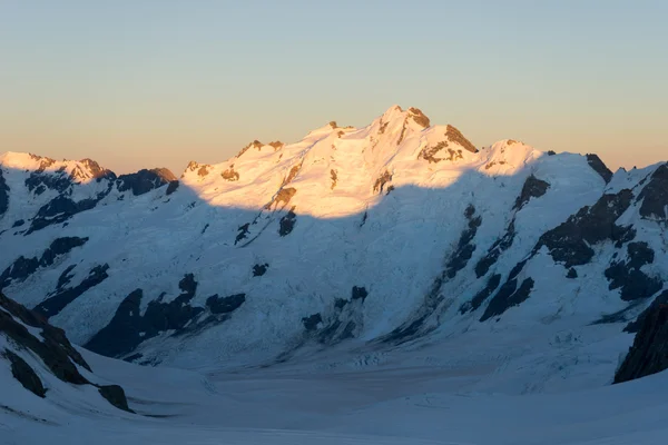 Montañas nevadas —  Fotos de Stock