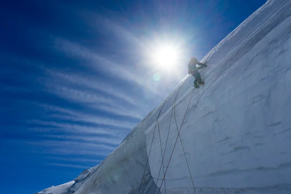 Hombre escalando glaciar — Foto de Stock