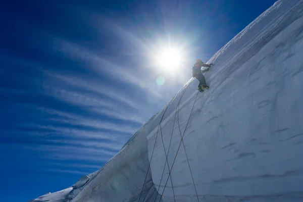 男子攀爬冰川 — 图库照片