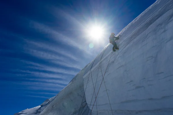 Muž horolezecké ledovec — Stock fotografie
