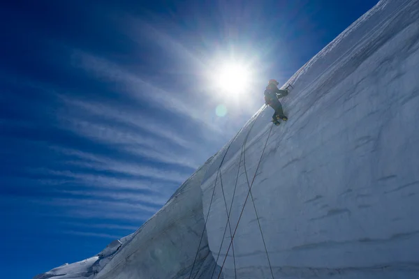 Homme escalade glacier — Photo