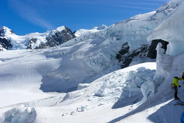 Hombre escalando glaciar — Foto de Stock