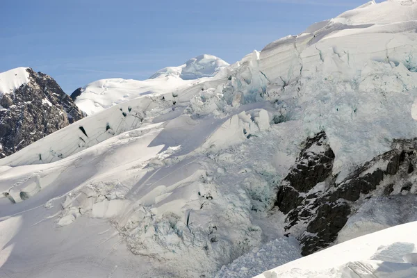 Besneeuwde bergen — Stockfoto