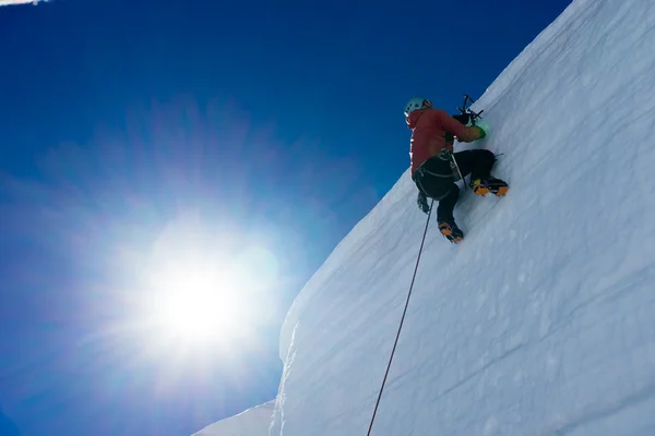 Man klättring glaciär — Stockfoto