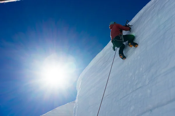 Mann besteigt Gletscher — Stockfoto