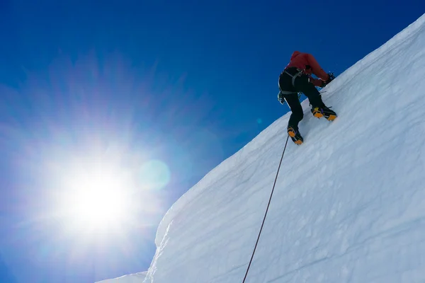 Muž horolezecké ledovec — Stock fotografie