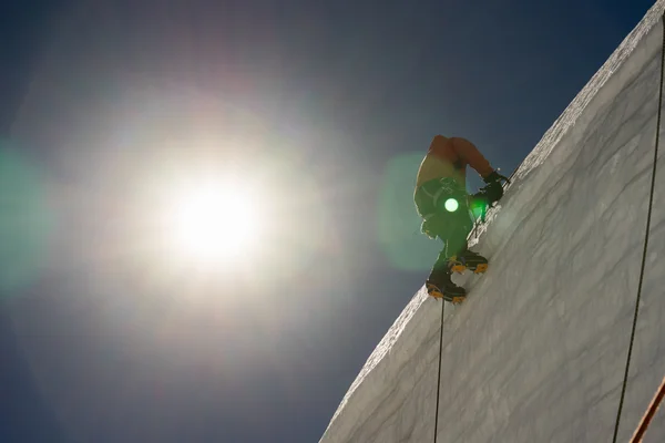 Hombre escalando glaciar — Foto de Stock