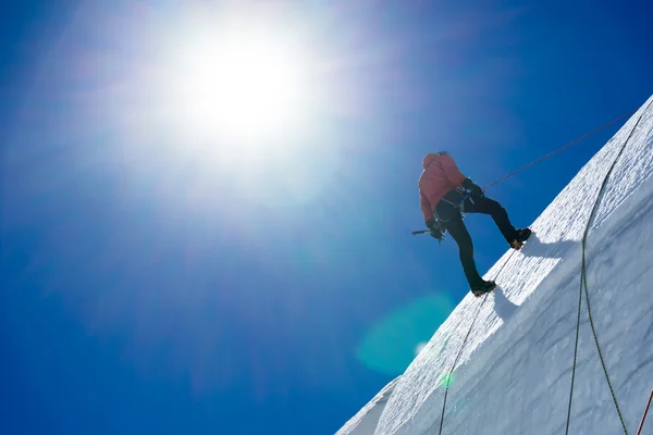 Hombre escalando glaciar — Foto de Stock