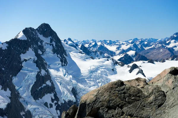 Besneeuwde bergen — Stockfoto