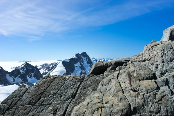 Schneebedeckte Berge — Stockfoto