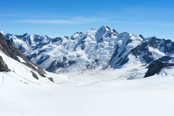 Снежные горы — стоковое фото